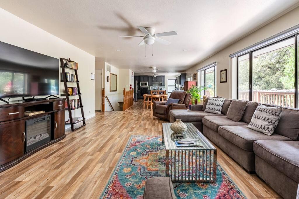 Ponderosa Creekside Retreat Villa Mariposa Exterior photo