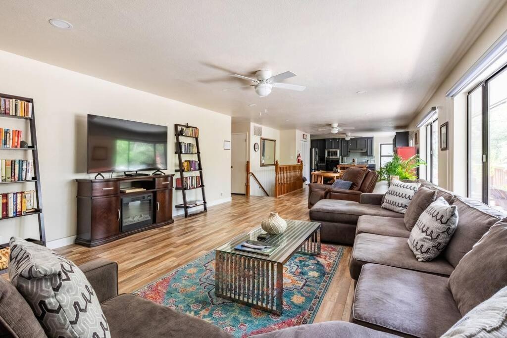 Ponderosa Creekside Retreat Villa Mariposa Exterior photo